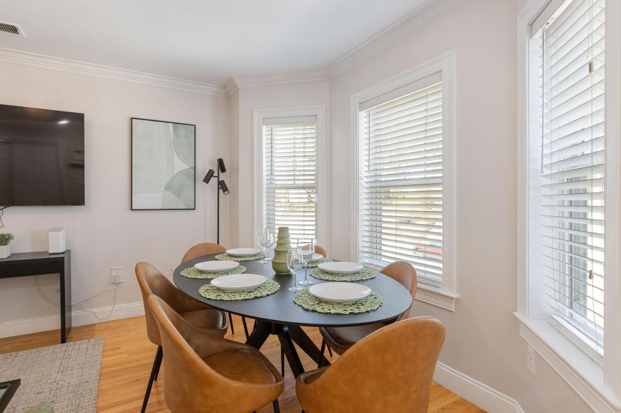 Amazing Family-Friendly And Group-Friendly Accommodation #Thebackdorch Boston Exterior photo